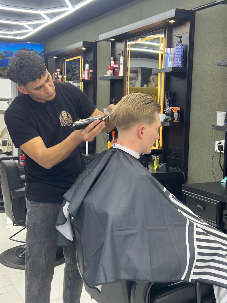 Barbier bei Lux Cut beim Haarschnitt