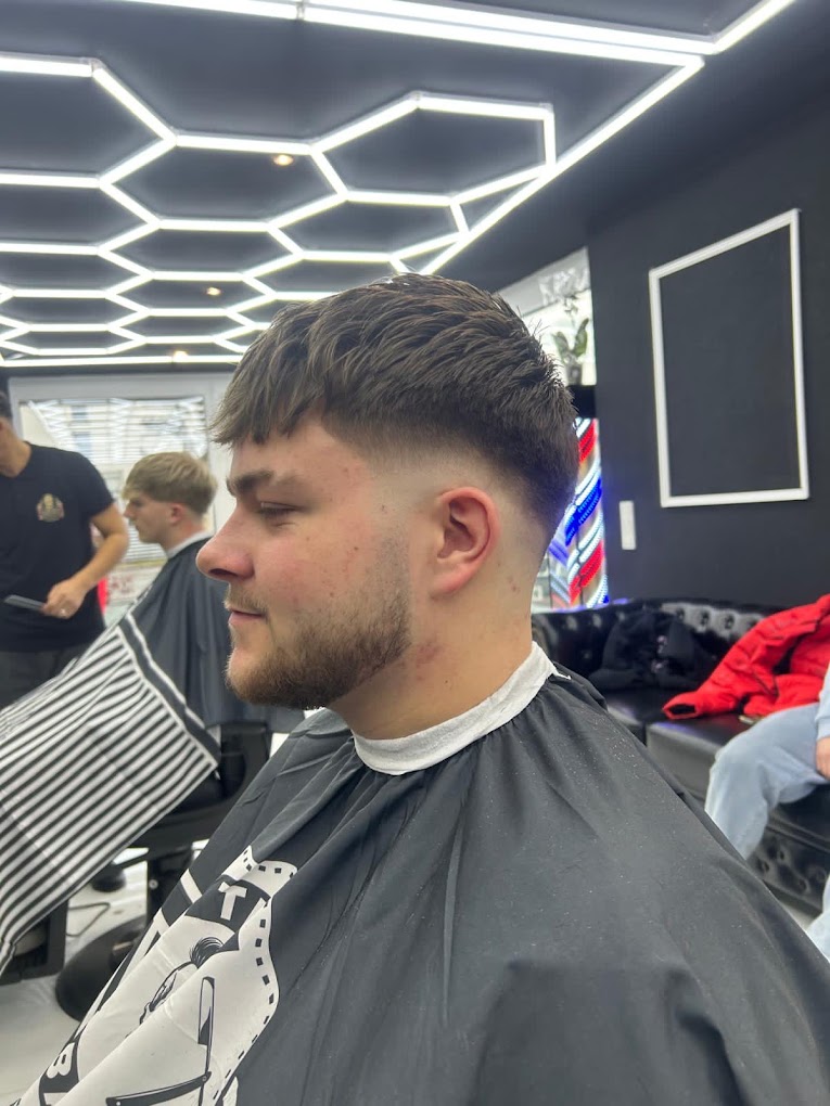 Low Fade mit texturiertem Deckhaar