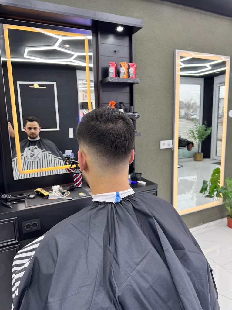 Salon Lux Cut mit beleuchteten Spiegeln